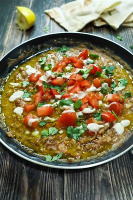  Foul Medames: Une Explosion de Saveurs Égyptienne au Goût Terreux et Fraîchement Piquant!