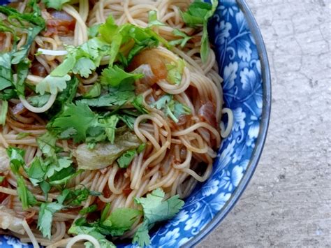   Le Mi Fan Guilin : Savourez un bouillon épicé et des nouilles de riz moelleuses !