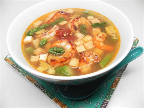   Le Soupe aux Crevettes et au Tofu: Une Explosion de Saveurs Délicates dans un bouillon Lumineux ?