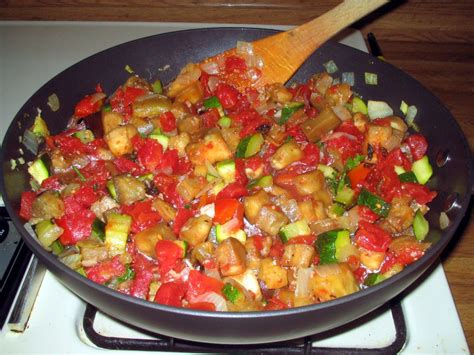  Tibs aux Légumes Sautés: Une symphonie épicée de saveurs végétales et d’arômes envoûtants!