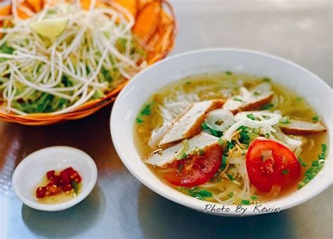  Bún Cá Sài Gòn: Une symphonie de saveurs marines et une explosion d'herbes aromatiques!