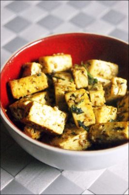  Le Tofu Cuiant aux Herbes Sauvages: Un Délice Savoureux aux Arômes Frais et à la Texture Fondante!